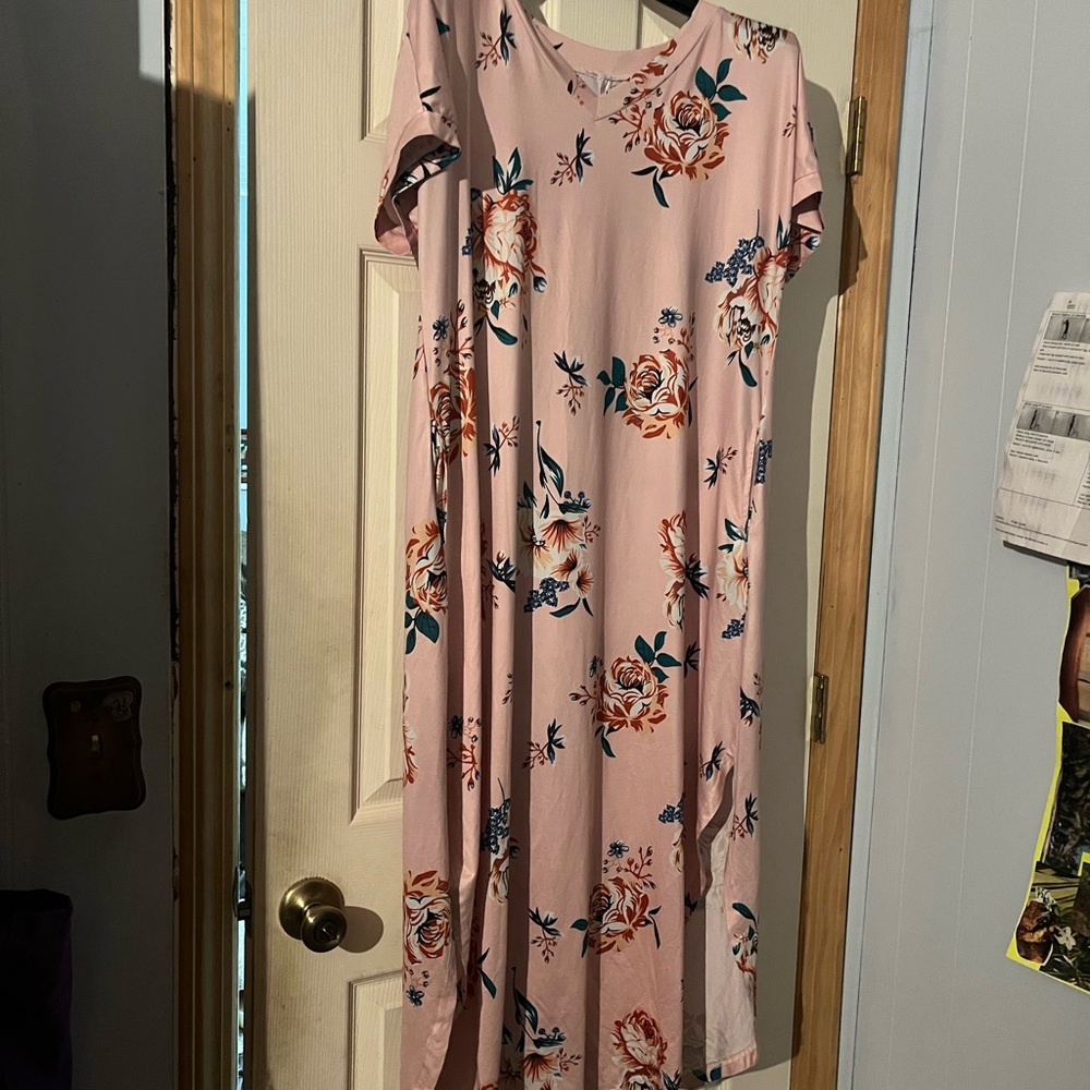 Chic Floral Midi Dress in Soft Pink